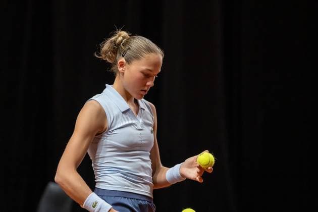 Erika Andreeva beim Aufschlag, Erika Andreeva vs. Aliaksandra Sasnovich, Tennis, Porsche Tennis Grand Prix, Court 1, Qualifikation, Spielzeit 2025, 13.04.2025, Erika Andreeva vs. Aliaksandra Sasnovich, Tennis, Porsche Tennis Grand Prix, Court 1, Qualifikation, Spielzeit 2025, 13.04.2025, Stuttgart Copyright: xEibner-Pressefoto EdwardxCheungx EP_ECG