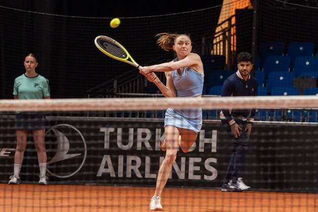 Sport Bilder des Tages Aliaksandra Sasnovich mit einer starken Rueckhand, Erika Andreeva vs. Aliaksandra Sasnovich, Tennis, Porsche Tennis Grand Prix, Court 1, Qualifikation, Spielzeit 2025, 13.04.2025, Erika Andreeva vs. Aliaksandra Sasnovich, Tennis, Porsche Tennis Grand Prix, Court 1, Qualifikation, Spielzeit 2025, 13.04.2025, Stuttgart Copyright: xEibner-Pressefoto EdwardxCheungx EP_ECG