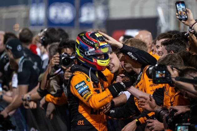 Oscar Piastri (McLaren Formula 1 Team, Australien, 81) jubelt im Parc Ferme mit den Mechnaikern Team ueber den Sieg, BAH, Formel 1 Weltmeisterschaft, Gulf Air Grand Prix von Bahrain, Bahrain International Circuit, Rennen, Saison 2025, 13.04.2025 BAH, Formel 1 Weltmeisterschaft, Gulf Air Grand Prix von Bahrain, Bahrain International Circuit, Rennen, Saison 2025, 13.04.2025 Sakhir Copyright: xEibner-Pressefoto Memmlerx EP_MMR