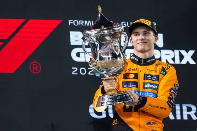 Oscar Piastri (McLaren Formula 1 Team, Australien, 81) jubelt auf dem Podium bei der Siegerehrung mit Pokal ueber den Sieg, BAH, Formel 1 Weltmeisterschaft, Gulf Air Grand Prix von Bahrain, Bahrain International Circuit, Rennen, Saison 2025, 13.04.2025 BAH, Formel 1 Weltmeisterschaft, Gulf Air Grand Prix von Bahrain, Bahrain International Circuit, Rennen, Saison 2025, 13.04.2025 Sakhir Copyright: xEibner-Pressefoto Memmlerx EP_MMR