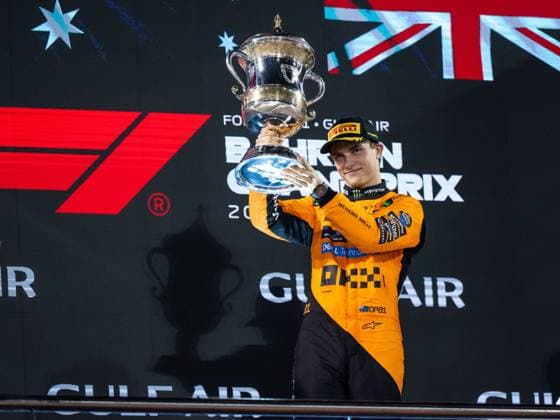 Oscar Piastri (McLaren Formula 1 Team, Australien, 81) jubelt auf dem Podium bei der Siegerehrung mit Pokal ueber den Sieg, BAH, Formel 1 Weltmeisterschaft, Gulf Air Grand Prix von Bahrain, Bahrain International Circuit, Rennen, Saison 2025, 13.04.2025 BAH, Formel 1 Weltmeisterschaft, Gulf Air Grand Prix von Bahrain, Bahrain International Circuit, Rennen, Saison 2025, 13.04.2025 Sakhir Copyright: xEibner-Pressefoto Memmlerx EP_MMR