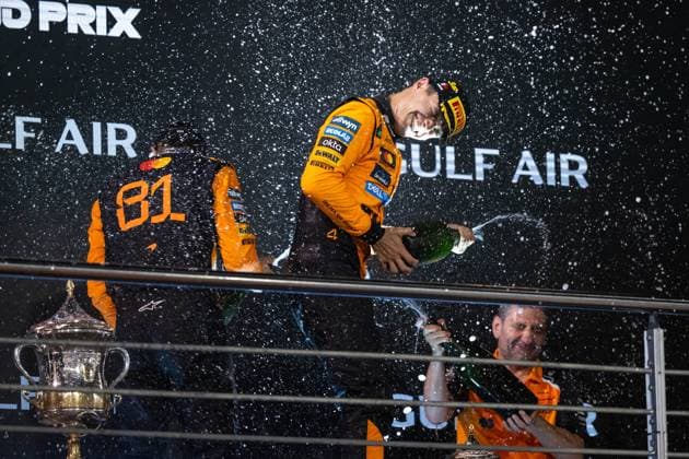 Lando Norris (McLaren Formula 1 Team, Großbritannien, 04), Oscar Piastri (McLaren Formula 1 Team, Australien, 81), Andrea Stella (McLaren Formula 1 Team, Teamchef) jubeln auf dem Podium mit Champagner ueber Sieg und Platz 3, BAH, Formel 1 Weltmeisterschaft, Gulf Air Grand Prix von Bahrain, Bahrain International Circuit, Rennen, Saison 2025, 13.04.2025 BAH, Formel 1 Weltmeisterschaft, Gulf Air Grand Prix von Bahrain, Bahrain International Circuit, Rennen, Saison 2025, 13.04.2025 Sakhir Copyright: xEibner-Pressefoto Memmlerx EP_MMR