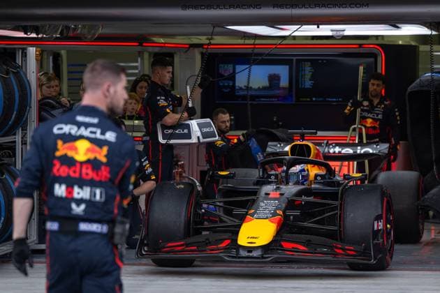 Max Verstappen (Oracle Red Bull Racing, Niederlande, 01) im RB21 faehrt aus der Box in die Boxengasse, BAH, Formel 1 Weltmeisterschaft, Gulf Air Grand Prix von Bahrain, Bahrain International Circuit, Rennen, Saison 2025, 13.04.2025 BAH, Formel 1 Weltmeisterschaft, Gulf Air Grand Prix von Bahrain, Bahrain International Circuit, Rennen, Saison 2025, 13.04.2025 Sakhir Copyright: xEibner-Pressefoto Memmlerx EP_MMR