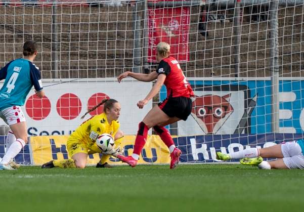 Aurora Mikalsen (1. FC Koeln, 23) hält den Schuss von Cornelia Kramer (Bayer 04 Leverkusen, 7) 14.04.2025, Bayer Leverkusen - 1. FC Köln, Fussball, Google Pixel Frauen-Bundesliga, GER, Leverkusen, Ulrich Haberland Stadion, Saison 24 25, 19. Spieltag DFL regulations prohibit any use of photographs as image sequences and or quasi-video. Copyright: HMBxMedia xMarcoxBader