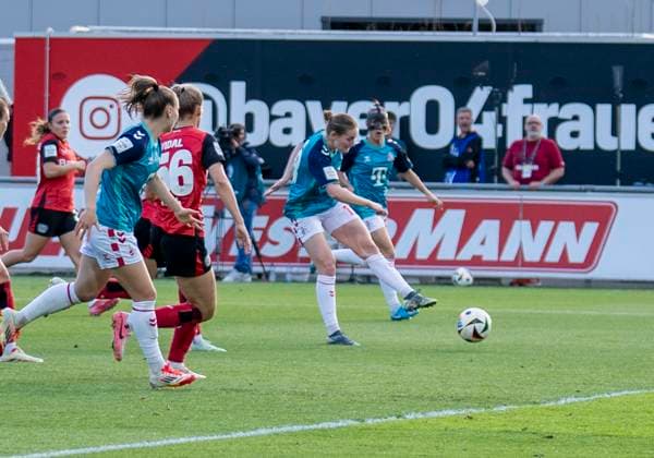 Taylor Ziemer (1. FC Koeln, 18) mit einem Schuss auf das Tor von Friederike Repohl (Bayer 04 Leverkusen, 27). 14.04.2025, Bayer Leverkusen - 1. FC Köln, Fussball, Google Pixel Frauen-Bundesliga, GER, Leverkusen, Ulrich Haberland Stadion, Saison 24 25, 19. Spieltag DFL regulations prohibit any use of photographs as image sequences and or quasi-video. Copyright: HMBxMedia xMarcoxBader