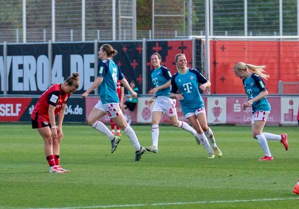 Taylor Ziemer (1. FC Koeln, 18) dreht zum jubeln ab. Ihre Mitspielerinnen folgen ihr. Vorne Kristin Koegel (Bayer 04 Leverkusen, 11) enttäuscht. 14.04.2025, Bayer Leverkusen - 1. FC Köln, Fussball, Google Pixel Frauen-Bundesliga, GER, Leverkusen, Ulrich Haberland Stadion, Saison 24 25, 19. Spieltag DFL regulations prohibit any use of photographs as image sequences and or quasi-video. Copyright: HMBxMedia xMarcoxBader