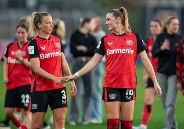v.l. Melissa Friedrich (Bayer 04 Leverkusen, 3) und Karolina Lea Vilhjalmsdottir (Bayer 04 Leverkusen, 18) 14.04.2025, Bayer Leverkusen - 1. FC Köln, Fussball, Google Pixel Frauen-Bundesliga, GER, Leverkusen, Ulrich Haberland Stadion, Saison 24 25, 19. Spieltag DFL regulations prohibit any use of photographs as image sequences and or quasi-video. Copyright: HMBxMedia xMarcoxBader