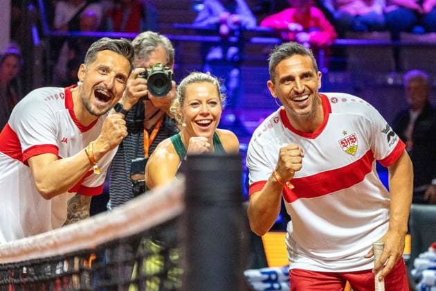 Zdravko Kuzmanovic, Laura Siegemund und Fernando Meira zeigen Siegerpose, Kick & Serve: VfB Stuttgart meets Porsche Tennis, Porsche Tennis Grand Prix, Porsche Arena, 14.04.2025, Kick & Serve: VfB Stuttgart meets Porsche Tennis, Porsche Tennis Grand Prix, Porsche Arena, 14.04.2025, Stuttgart Copyright: xEibner-Pressefoto EdwardxCheungx EP_ECG