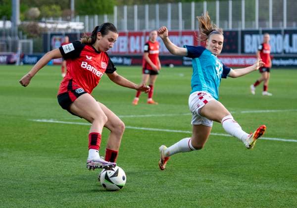Zweikampf zwischen: Loreen Bender (Bayer 04 Leverkusen, 19) und Alena Bienz (1. FC Koeln, 11) 14.04.2025, Bayer Leverkusen - 1. FC Köln, Fussball, Google Pixel Frauen-Bundesliga, GER, Leverkusen, Ulrich Haberland Stadion, Saison 24 25, 19. Spieltag DFL regulations prohibit any use of photographs as image sequences and or quasi-video. Copyright: HMBxMedia xMarcoxBader