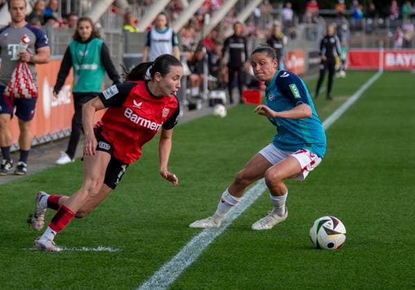 Zweikampf zwischen: Loreen Bender (Bayer 04 Leverkusen, 19) und Laura Feiersinger (1. FC Koeln, 26) 14.04.2025, Bayer Leverkusen - 1. FC Köln, Fussball, Google Pixel Frauen-Bundesliga, GER, Leverkusen, Ulrich Haberland Stadion, Saison 24 25, 19. Spieltag DFL regulations prohibit any use of photographs as image sequences and or quasi-video. Copyright: HMBxMedia xMarcoxBader