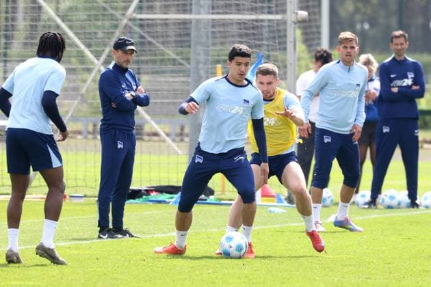 DEU, DFL, 2. FBL Hertha BSC, Training, 15.04.2025, Sportforum, Berlin, DEU, DFL, 2. FBL Hertha BSC, Training, im Bild Cheftrainer Stefan Leitl (Hertha BSC Berlin), Ibrahim Maza (Hertha BSC Berlin 10), Jonjoe Kenny (Hertha BSC Berlin 16), Florian Niederlechner (Hertha BSC Berlin 7) DFL - regulations prohibit any use of Photographs as image sequences and or quasi-video Foto: Juergen Engler nordphoto GmbH