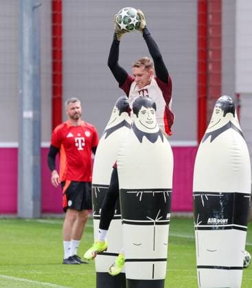 Daniel Peretz (FC Bayern Muenchen, 18) beim Torwart-Training, GER, Abschlusstraining, FC Bayern Muenchen, Fussball, UEFA Champions League, Viertelfinale Rueckspiel, Saison 2024 2025, 15.04.2025, GER, Abschlusstraining, FC Bayern Muenchen, Fussball, UEFA Champions League, Viertelfinale Rueckspiel, Saison 2024 2025, 15.04.2025 Muenchen Copyright: xEibner-Pressefoto JennixMaulx EP_JML