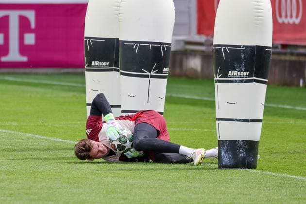 Jonas Urbig (FC Bayern Muenchen, 40) beim Torwart-Training, GER, Abschlusstraining, FC Bayern Muenchen, Fussball, UEFA Champions League, Viertelfinale Rueckspiel, Saison 2024 2025, 15.04.2025, GER, Abschlusstraining, FC Bayern Muenchen, Fussball, UEFA Champions League, Viertelfinale Rueckspiel, Saison 2024 2025, 15.04.2025 Muenchen Copyright: xEibner-Pressefoto JennixMaulx EP_JML