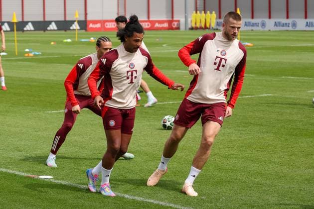 Serge Gnabry (FC Bayern Muenchen, 07) mit Eric Dier (FC Bayern Muenchen, 15) und Leroy Sane (FC Bayern Muenchen, 10), GER, Abschlusstraining, FC Bayern Muenchen, Fussball, UEFA Champions League, Viertelfinale Rueckspiel, Saison 2024 2025, 15.04.2025, GER, Abschlusstraining, FC Bayern Muenchen, Fussball, UEFA Champions League, Viertelfinale Rueckspiel, Saison 2024 2025, 15.04.2025 Muenchen Copyright: xEibner-Pressefoto JennixMaulx EP_JML