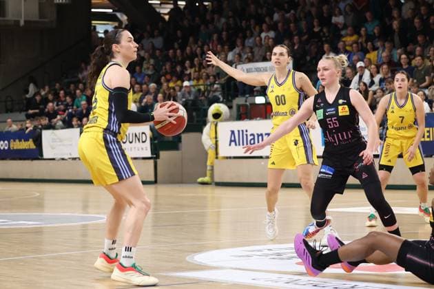 Tessa Stammberger (Alba Berlin Damen, 06) mit dem Ball, Alba Damen vs Saarlouis Royals , 1.Bundesliga, DBBL-Playoffs, Halbfinale 5. Spiel, 15.04.2025 Alba Damen vs Saarlouis Royals , 1.Bundesliga, DBBL-Playoffs, Halbfinale 5. Spiel, 15.04.2025 Berlin Berlin Deutschland Copyright: xFootbowl ThomasxSobotzkix