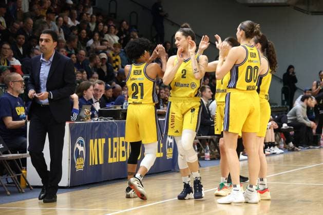 DEU, easyCredit DBBL, ALBA vs. SAARLOUIS ROYALS, 15.04.2025, Soemmeringhalle, Berlin, DEU, easyCredit DBBL, ALBA vs. SAARLOUIS ROYALS, im Bild ALBA-Spielerinkreis, Cheftrainer Cristo Cabrera (ALBA Berlin) Foto: Juergen Engler nordphoto GmbH