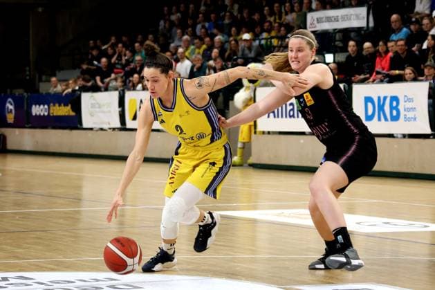DEU, easyCredit DBBL, ALBA vs. SAARLOUIS ROYALS, 15.04.2025, Soemmeringhalle, Berlin, DEU, easyCredit DBBL, ALBA vs. SAARLOUIS ROYALS, im Bild Maggie Mulligan (ALBA Berlin 0), Hayley Nicole Frank (Saarlouis 43) Foto: Juergen Engler nordphoto GmbH