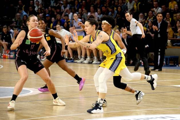 DEU, easyCredit DBBL, ALBA vs. SAARLOUIS ROYALS, 15.04.2025, Soemmeringhalle, Berlin, DEU, easyCredit DBBL, ALBA vs. SAARLOUIS ROYALS, im Bild Theresa Simon (ALBA Berlin 3), Gabija Meskonyte (Saarlouis 17) Foto: Juergen Engler nordphoto GmbH