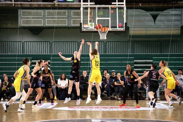 DEU, easyCredit DBBL, ALBA vs. SAARLOUIS ROYALS, 15.04.2025, Soemmeringhalle, Berlin, DEU, easyCredit DBBL, ALBA vs. SAARLOUIS ROYALS, im Bild Lena Gohlisch (ALBA Berlin 12), Marusa Senicar (Saarlouis 7) Foto: Juergen Engler nordphoto GmbH