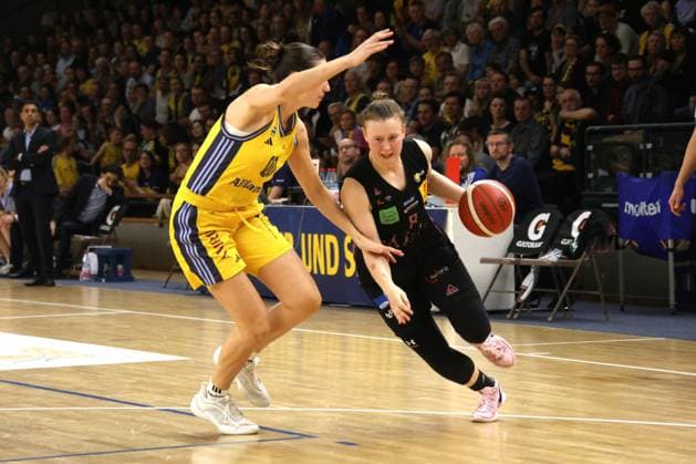 DEU, easyCredit DBBL, ALBA vs. SAARLOUIS ROYALS, 15.04.2025, Soemmeringhalle, Berlin, DEU, easyCredit DBBL, ALBA vs. SAARLOUIS ROYALS, im Bild Maggie Mulligan (ALBA Berlin 0), Roosa Lehtoranta (Saarlouis 8) Foto: Juergen Engler nordphoto GmbH