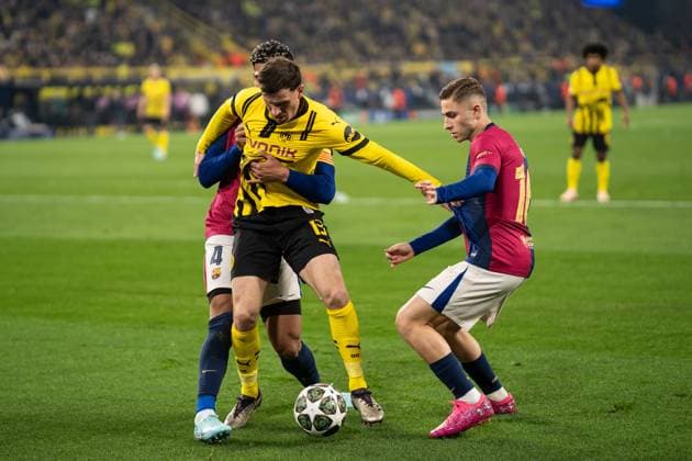 GER, UEFA Champions League, Borussia Dortmund vs FC Barcelona, Barca 15.04.2025, Signal Iduna Park, Dortmund, GER, UEFA Champions League, Borussia Dortmund vs FC Barcelona im Bild: Zweikampf zwischen Pascal Groß Gross (BV Borussia Dortmund, 13) und Ronald Araujo Araujo (FC Barcelona, 4) Fermin Lopez Fermin Lopez (FC Barcelona, 16)