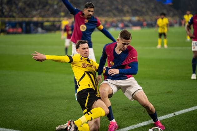 GER, UEFA Champions League, Borussia Dortmund vs FC Barcelona, Barca 15.04.2025, Signal Iduna Park, Dortmund, GER, UEFA Champions League, Borussia Dortmund vs FC Barcelona im Bild: Zweikampf zwischen Pascal Groß Gross (BV Borussia Dortmund, 13) und Fermin Lopez Fermin Lopez (FC Barcelona, 16)