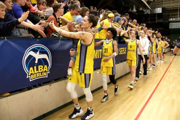 DEU, easyCredit DBBL, ALBA vs. SAARLOUIS ROYALS, 15.04.2025, Soemmeringhalle, Berlin, DEU, easyCredit DBBL, ALBA vs. SAARLOUIS ROYALS, im Bild ALBA-Spielerinnenkreis, bei den Zuschauer, Besucher, Fans Foto: Juergen Engler nordphoto GmbH