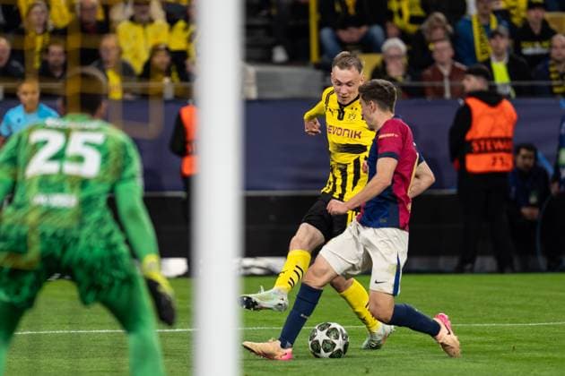 GER, UEFA Champions League, Borussia Dortmund vs FC Barcelona, Barca 15.04.2025, Signal Iduna Park, Dortmund, GER, UEFA Champions League, Borussia Dortmund vs FC Barcelona im Bild: Zweikampf zwischen Maximilian Beier (BV Borussia Dortmund, 14) und Gavi (FC Barcelona, 6)