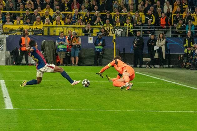Jules Kounde FC Barcelona, Barca 23) allein vor Gregor Kobel (Borussia Dortmund 09, 01), GER BVB Borussia Dortmund 09 vs. FC Barcelona, Fussball, Champions League, Viertelfinale, Saison 2024 2025, 15.04.2025 GER BVB Borussia Dortmund 09 vs. FC Barcelona, Fussball, Champions League, Viertelfinale, Saison 2024 2025, 15.04.2025 Dortmund Copyright: xEibner-Pressefoto FabianxFriesex EP_FFE