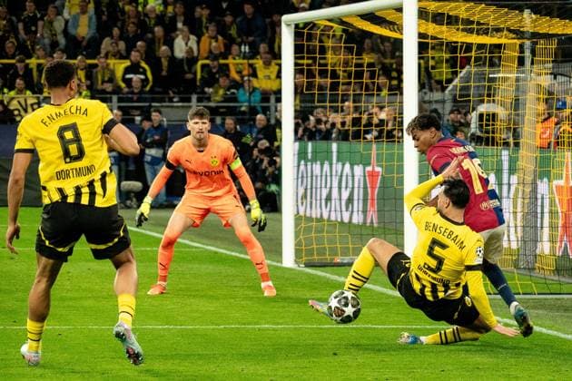 Ramy Bensebaini (Borussia Dortmund 09, 05) voller Einsatz gegen Lamine Yamal FC Barcelona, Barca 19), GER BVB Borussia Dortmund 09 vs. FC Barcelona, Fussball, Champions League, Viertelfinale, Saison 2024 2025, 15.04.2025 GER BVB Borussia Dortmund 09 vs. FC Barcelona, Fussball, Champions League, Viertelfinale, Saison 2024 2025, 15.04.2025 Dortmund Copyright: xEibner-Pressefoto FabianxFriesex EP_FFE
