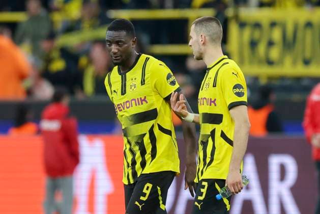 Serhou Guirassy (Borussia Dortmund) und Waldemar Anton (Borussia Dortmund) schauen enttaeuscht, UEFA Champions League 2024 25 Quarter Final Second Leg, Borussia Dortmund and FC Barcelona, Barca Signal Iduan Park am 15. April 2025 in Dortmund, Deutschland. (Foto von Marco Steinbrenner DeFodi Images) Serhou Guirassy (Borussia Dortmund) und Waldemar Anton (Borussia Dortmund) look dejected, UEFA Champions League 2024 25 Quarter Final Second Leg, Borussia Dortmund and FC Barcelona, BVB Stadion Dortmund, April 15, 2025 in Dortmund, Germany. (Photo by Marco Steinbrenner DeFodi Images)