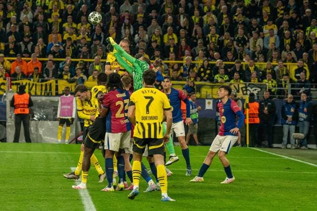 Wojciech Szczesny FC Barcelona, Barca 25) schlaegt den Ball mit der Faust vom Tor weg, GER BVB Borussia Dortmund 09 vs. FC Barcelona, Fussball, Champions League, Viertelfinale, Saison 2024 2025, 15.04.2025 GER BVB Borussia Dortmund 09 vs. FC Barcelona, Fussball, Champions League, Viertelfinale, Saison 2024 2025, 15.04.2025 Dortmund Copyright: xEibner-Pressefoto FabianxFriesex EP_FFE