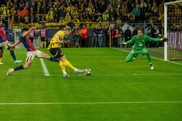 Torschuss von Julian Brandt (Borussia Dortmund 09, 10), Pau Cubarsi FC Barcelona, Barca 2) und Wojciech Szczesny (FC Barcelona, 25) verteidigen, GER BVB Borussia Dortmund 09 vs. FC Barcelona, Fussball, Champions League, Viertelfinale, Saison 2024 2025, 15.04.2025 GER BVB Borussia Dortmund 09 vs. FC Barcelona, Fussball, Champions League, Viertelfinale, Saison 2024 2025, 15.04.2025 Dortmund Copyright: xEibner-Pressefoto FabianxFriesex EP_FFE