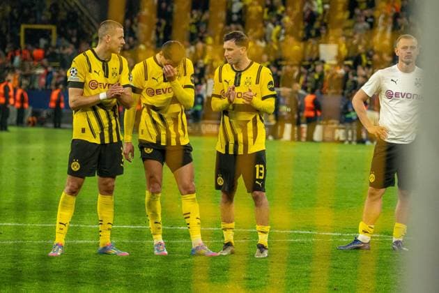 Spielende, Pascal Gross (Borussia Dortmund 09, 13), GER BVB Borussia Dortmund 09 vs. FC Barcelona, Barca Fussball, Champions League, Viertelfinale, Saison 2024 2025, 15.04.2025 GER BVB Borussia Dortmund 09 vs. FC Barcelona, Fussball, Champions League, Viertelfinale, Saison 2024 2025, 15.04.2025 Dortmund Copyright: xEibner-Pressefoto FabianxFriesex EP_FFE