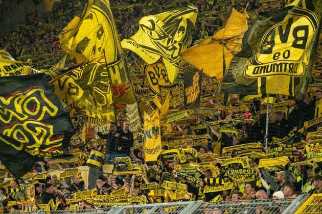 Schwarz-gelbes Fahnenmeer auf der Suedtribuene des Signal Iduna Parks, GER BVB Borussia Dortmund 09 vs. FC Barcelona, Barca Fussball, Champions League, Viertelfinale, Saison 2024 2025, 15.04.2025 GER BVB Borussia Dortmund 09 vs. FC Barcelona, Fussball, Champions League, Viertelfinale, Saison 2024 2025, 15.04.2025 Dortmund Copyright: xEibner-Pressefoto FabianxFriesex EP_FFE