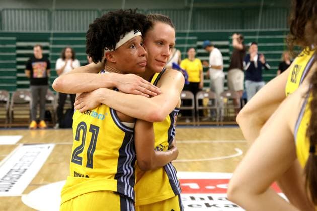 DEU, easyCredit DBBL, ALBA vs. SAARLOUIS ROYALS, 15.04.2025, Soemmeringhalle, Berlin, DEU, easyCredit DBBL, ALBA vs. SAARLOUIS ROYALS, im Bild Deeshyra Thomas (ALBA Berlin 21), Lena Gohlisch (ALBA Berlin 12) Foto: Juergen Engler nordphoto GmbH