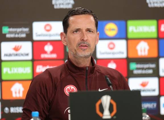 . - Eintracht Frankfurt press conference, PK, Pressekonferenz Eintracht Frankfurt v Tottenham Hotspur, UEFA Europa League, Quarter Final, 2nd Leg, Deutsche Bank Park, Frankfurt, Germany. - 16th April 2025. (C) Daniel Weir Crystal Pix Dino Toppmoller Manager of Eintracht Frankfurt during his pre match press conference ahead of the UEFA Europa League Quarter Final 2nd Leg match between Eintracht Frankfurt v Tottenham Hotspur. - Eintracht Frankfurt Press Conference, Eintracht Frankfurt v Tottenham Hotspur, UEFA Europa League, Quarter Final, 2nd Leg, Deutsche Bank Park, Frankfurt, Germany. - 16th April 2025. (C) Daniel Weir Crystal Pix Frankfurt Deutsche Bank Park GERMANY Copyright: xDanielxWeirx CP_Frankfurt_Press_Conference_05