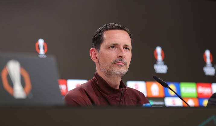 . - Eintracht Frankfurt press conference, PK, Pressekonferenz Eintracht Frankfurt v Tottenham Hotspur, UEFA Europa League, Quarter Final, 2nd Leg, Deutsche Bank Park, Frankfurt, Germany. - 16th April 2025. (C) Daniel Weir Crystal Pix Dino Toppmoller Manager of Eintracht Frankfurt during his pre match press conference ahead of the UEFA Europa League Quarter Final 2nd Leg match between Eintracht Frankfurt v Tottenham Hotspur. - Eintracht Frankfurt Press Conference, Eintracht Frankfurt v Tottenham Hotspur, UEFA Europa League, Quarter Final, 2nd Leg, Deutsche Bank Park, Frankfurt, Germany. - 16th April 2025. (C) Daniel Weir Crystal Pix Frankfurt Deutsche Bank Park GERMANY Copyright: xDanielxWeirx CP_Frankfurt_Press_Conference_26