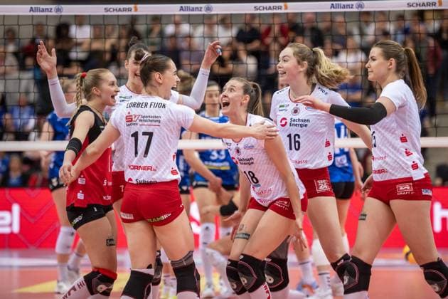 Jubelndes Team des Dresdner SC - vl.: Patricia Nestler (Dresdner SC, 01), verdeckt Julie Lengweiler (Dresdner SC, 07), Lorena Lorber Fijok (Dresdner SC, 17), Sarah Straube (Dresdner SC, 18), Emma Scarlett Clothier (Dresdner SC, 16) Marta Kamelija Levinska (Dresdner SC, 15) GER, Allianz MTV Stuttgart - Dresdner SC, Volleyball Bundesliga, VBL, Spielzeit 2024 2025, 16.04.2025 GER, Allianz MTV Stuttgart - Dresdner SC, Volleyball Bundesliga, VBL, Spielzeit 2024 2025, 16.04.2025 Stuttgart Copyright: xSandyxDinkelackerx EP_SDR