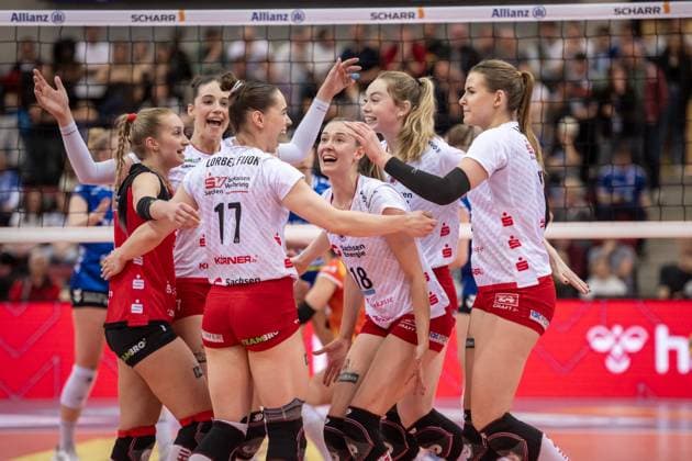 Jubelndes Team des Dresdner SC - vl.: Patricia Nestler (Dresdner SC, 01), verdeckt Julie Lengweiler (Dresdner SC, 07), Lorena Lorber Fijok (Dresdner SC, 17), Sarah Straube (Dresdner SC, 18), Emma Scarlett Clothier (Dresdner SC, 16) Marta Kamelija Levinska (Dresdner SC, 15) GER, Allianz MTV Stuttgart - Dresdner SC, Volleyball Bundesliga, VBL, Spielzeit 2024 2025, 16.04.2025 GER, Allianz MTV Stuttgart - Dresdner SC, Volleyball Bundesliga, VBL, Spielzeit 2024 2025, 16.04.2025 Stuttgart Copyright: xSandyxDinkelackerx EP_SDR