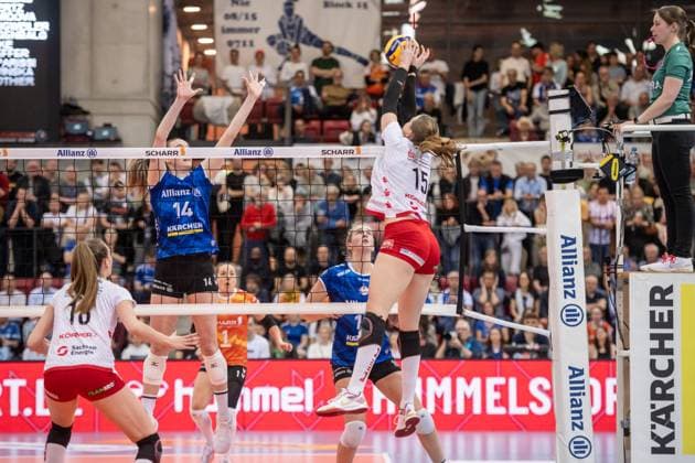 Marta Kamelija Levinska (Dresdner SC, 15) vs. Stuttgarter Block aus Kelsey Veltman (Allianz MTV Stuttgart, 14) und Jolien Knollema (Allianz MTV Stuttgart, 10) GER, Allianz MTV Stuttgart - Dresdner SC, Volleyball Bundesliga, VBL, Spielzeit 2024 2025, 16.04.2025 GER, Allianz MTV Stuttgart - Dresdner SC, Volleyball Bundesliga, VBL, Spielzeit 2024 2025, 16.04.2025 Stuttgart Copyright: xSandyxDinkelackerx EP_SDR