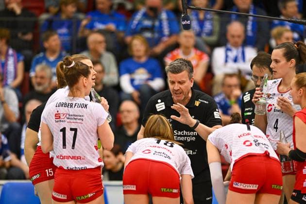 DVL Allianz MTV Stuttgart - Dresdner SC 16.04.2025 DVL, Volleyball, 1. Bundesliga, Damen, Saison 2024 25, Playoff, Halbfinale, Allianz MTV Stuttgart (in Blau), gegen Dresdner SC (in Weiß-Rot), Alexander Waibl, Trainer DSC, in der Auszeit, Copyright: xBEAUTIFULxSPORTS TomxBlochx
