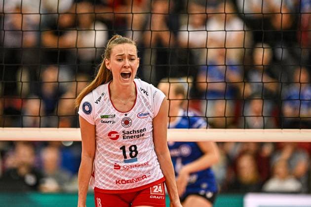 DVL Allianz MTV Stuttgart - Dresdner SC 16.04.2025 DVL, Volleyball, 1. Bundesliga, Damen, Saison 2024 25, Playoff, Halbfinale, Allianz MTV Stuttgart (in Blau), gegen Dresdner SC (in Weiß-Rot), Sarah Straube, Copyright: xBEAUTIFULxSPORTS TomxBlochx