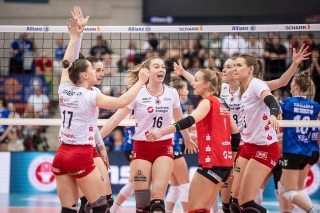 Emma Scarlett Clothier (Dresdner SC, 16), Mitte und Team - Jubel, Freude GER, Allianz MTV Stuttgart - Dresdner SC, Volleyball Bundesliga, VBL, Spielzeit 2024 2025, 16.04.2025 GER, Allianz MTV Stuttgart - Dresdner SC, Volleyball Bundesliga, VBL, Spielzeit 2024 2025, 16.04.2025 Stuttgart Copyright: xSandyxDinkelackerx EP_SDR