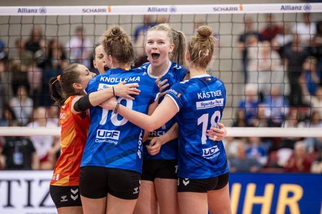 Pauline Martin (Allianz MTV Stuttgart, 11) - Jubel, Freude, Jubelschrei - mit Team, Teamkreis GER, Allianz MTV Stuttgart - Dresdner SC, Volleyball Bundesliga, VBL, Spielzeit 2024 2025, 16.04.2025 GER, Allianz MTV Stuttgart - Dresdner SC, Volleyball Bundesliga, VBL, Spielzeit 2024 2025, 16.04.2025 Stuttgart Copyright: xSandyxDinkelackerx EP_SDR