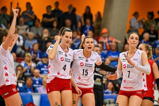 DVL Allianz MTV Stuttgart - Dresdner SC 16.04.2025 DVL, Volleyball, 1. Bundesliga, Damen, Saison 2024 25, Playoff, Halbfinale, Allianz MTV Stuttgart (in Blau), gegen Dresdner SC (in Weiß-Rot), 4 Nathalie Lemmens, 15 Marta Levinska, 7 Julie Lengweiler, Copyright: xBEAUTIFULxSPORTS TomxBlochx