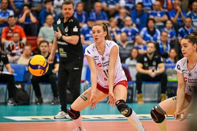 DVL Allianz MTV Stuttgart - Dresdner SC 16.04.2025 DVL, Volleyball, 1. Bundesliga, Damen, Saison 2024 25, Playoff, Halbfinale, Allianz MTV Stuttgart (in Blau), gegen Dresdner SC (in Weiß-Rot), Sarah Straube, Copyright: xBEAUTIFULxSPORTS TomxBlochx