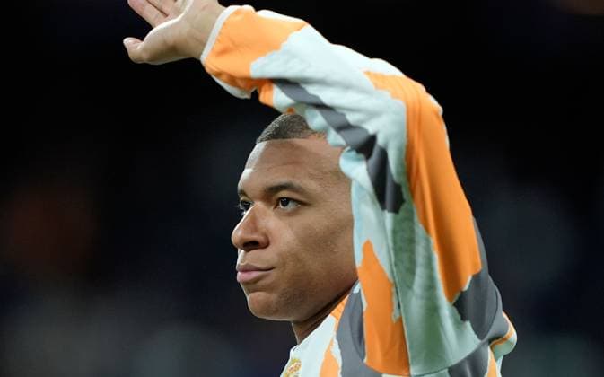 Kylian Mbappà of Real Madrid warms up Real Madrid v Arsenal, UEFA Champions League, Quarter-Finals, 2nd Leg, Football, Santiago Bernabu Stadium, Madrid, Spain - 16 Apr 2025 EDITORIAL USE ONLY No use with unauthorised audio, video, data, fixture lists, club league logos or live services. Online in-match use limited to 120 images, no video emulation. No use in betting, games or single club league player publications. Copyright: xGokhanxTaner Shutterstockx 15253937h