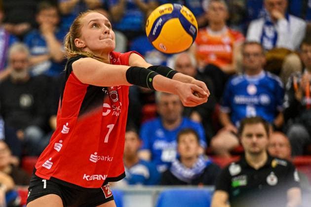 DVL Allianz MTV Stuttgart - Dresdner SC 16.04.2025 DVL, Volleyball, 1. Bundesliga, Damen, Saison 2024 25, Playoff, Halbfinale, Allianz MTV Stuttgart (in Blau), gegen Dresdner SC (in Weiß-Rot), Patricia Nestler, Libero Dresden, Copyright: xBEAUTIFULxSPORTS TomxBlochx