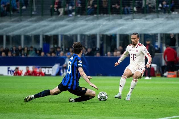 Leroy Sane (FC Bayern Muenchen, 10) im Zweikampf mit Francesco Acerbi (Inter Mailand, 15), ITA, Inter Mailand vs FC Bayern Muenchen, Fussball, UEFA Champions League, Viertelfinale Rueckspiel, Saison 2024 2025, 16.04.2025 ITA, Inter Mailand vs FC Bayern Muenchen, Fussball, UEFA Champions League, Viertelfinale Rueckspiel, Saison 2024 2025, 16.04.2025 Milano Copyright: xEibner-Pressefoto Memmlerx EP_MMR